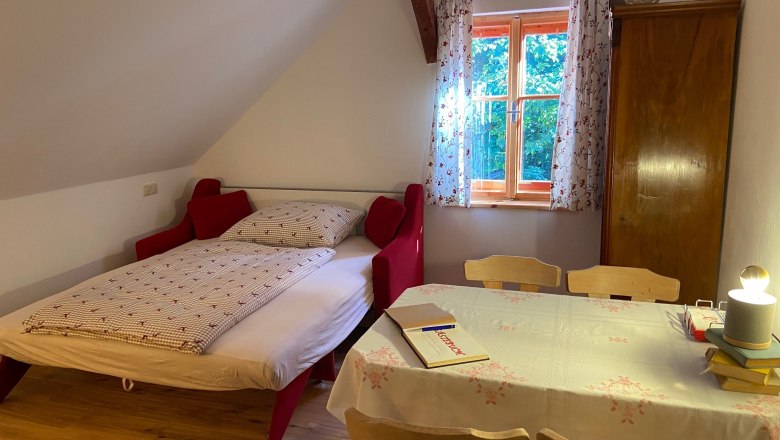 2nd bedroom with pull-out bed, © Wiener Alpen