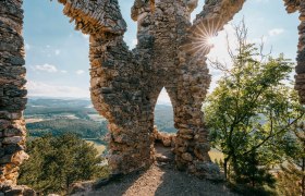 Ruine Türkensturz mit Blick auf die Landschaft und Sonnenstrahlen durch die Mauer.