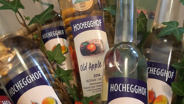 Ein Korb mit verschiedenen Flaschen gef&uuml;llt mit Spirituosen