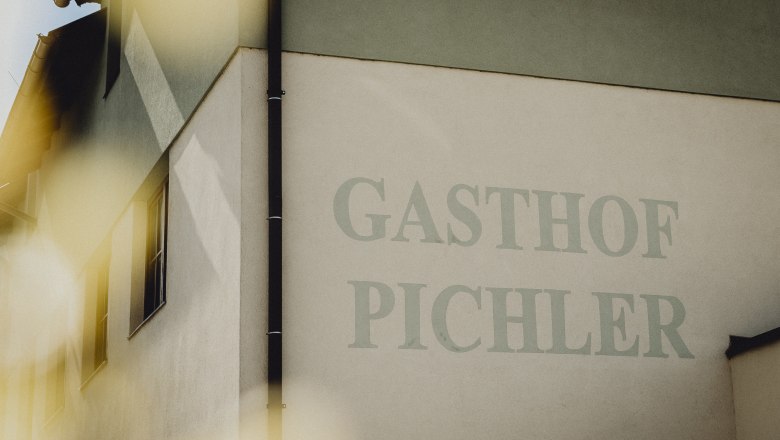 Fassade eines Geb&auml;udes mit der Aufschrift 'Gasthof Pichler'.