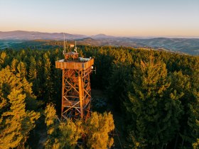 Die Aussichtswarte am Hutwisch bei Sonnenaufgang, © Wiener Alpen
