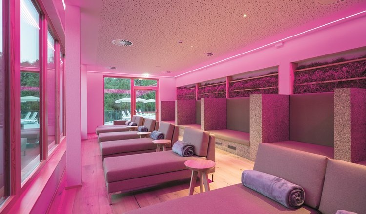 Ruheraum mit Liegen und rosa Beleuchtung im Vivea Gesundheitshotel.