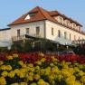 Hotel Geier in Bad Schönau mit Blumenbeet im Vordergrund.