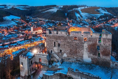 Winterliche Burgruine Kirchschlag, &copy; Wiener Alpen, Walter Strobl