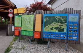 Wanderstartplatz in Bad Erlach mit gro&szlig;er Infotafel und Karten der Wiener Alpen.