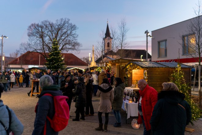Wenn funkelnde Lichter die Dämmerung erhellen, der Duft von Punsch und frischen Keksen durch die Str, © ©diePhotoSchmieder by Johannes Friedl
