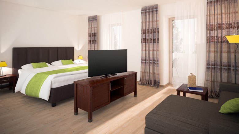 Modernes Hotelzimmer mit Doppelbett, Fernseher und Sofa.