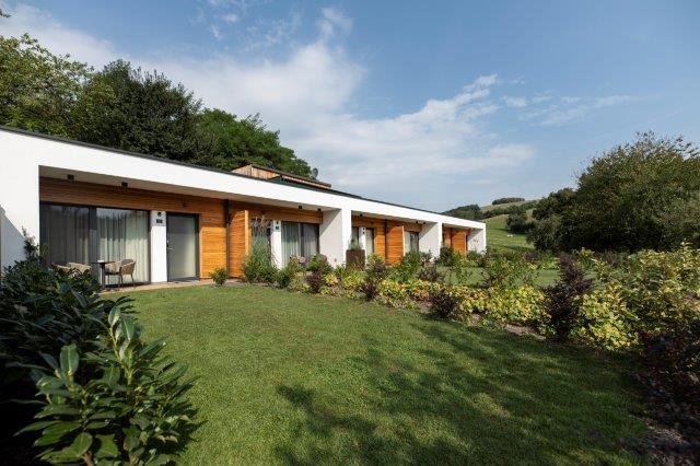 Modernes G&auml;stehaus mit Garten und Terrasse.