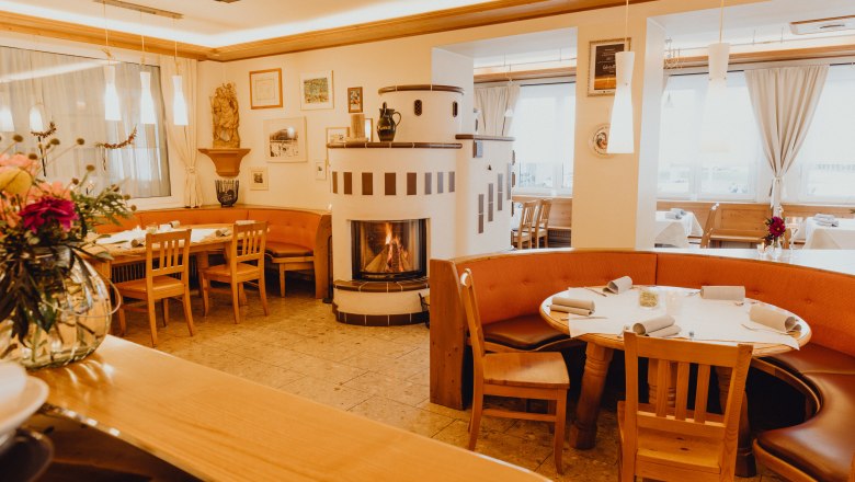 Hangulatos étterem kandallóval és fabútorokkal a bécsi Alpokban.