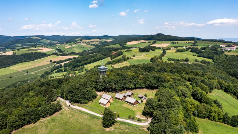 Keltendorf Schwarzenbach mit Aussichtsturm, © Wiener Alpen / Christian Kremsl