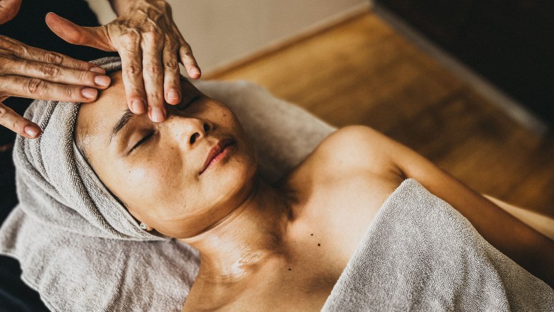 Person erh&auml;lt Gesichtsmassage in einem Spa.