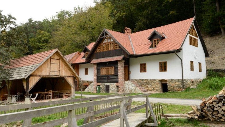 Mariahaus, © Martina Heilingsetzer Traditionelles Haus mit rotem Dach und Holzdetails in ländlicher Umgebung.