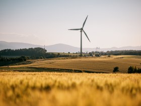 webLichtenegg_Pesendorf_Windrad(c)wieneralpen_K&ouml;nigshofer, &copy; Wiener Alpen, Roman K&ouml;nigshofer Photography