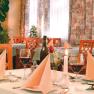 Elegantes Restaurant mit gedecktem Tisch, Weingläsern und Kerzen.