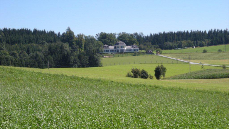 Idyllic surroundings of the Gut Ziegersberg castle, &copy; Schloss Gut Ziegersberg