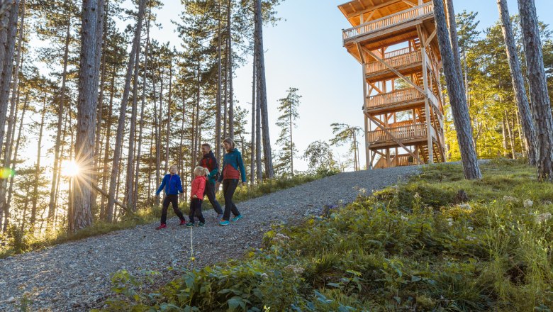 Familie vor dem Aussichtsturm Lanzenkirchen, © Wiener Alpen, Martin Fülöp