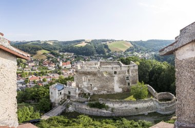 Far-reaching view from the Kirchschlag castle ruins, © Wiener Alpen, Franz Zwickl