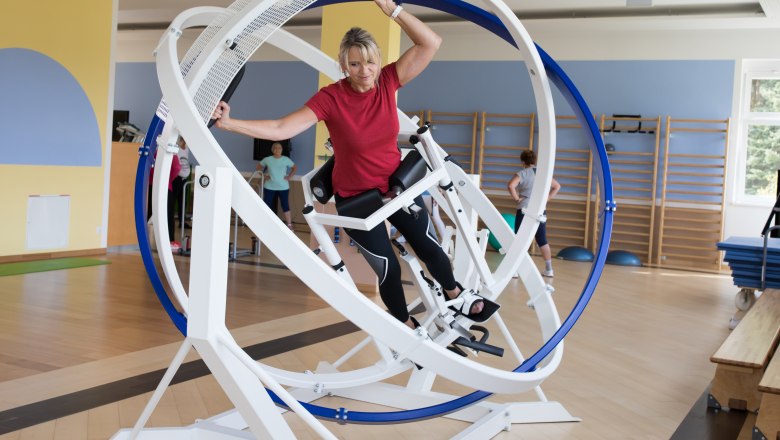 Frau trainiert in einem Fitnessger&auml;t im Gesundheitsresort K&ouml;nigsberg.