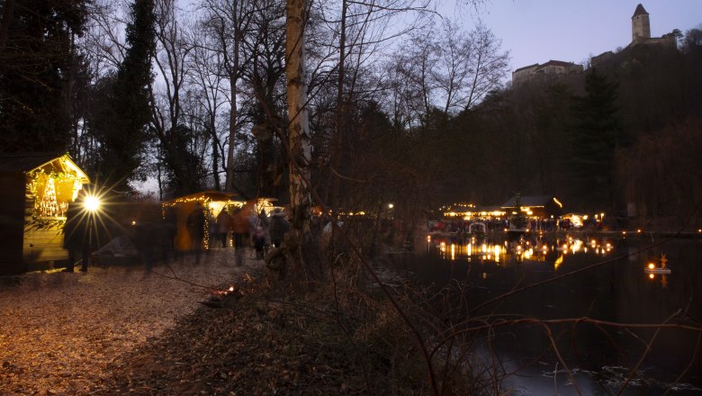 Blick vom Teich zur Burg Seebenstein, © Wiener Alpen, Stefanie Reisenbauer