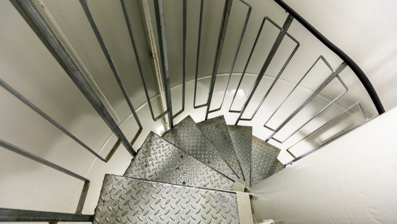 Spiralförmige Metalltreppe in einem Windrad.