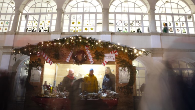 Punschstand im Schloss Katzelsdorf, © Wiener Alpen, Flotoanker - Luckerbauer