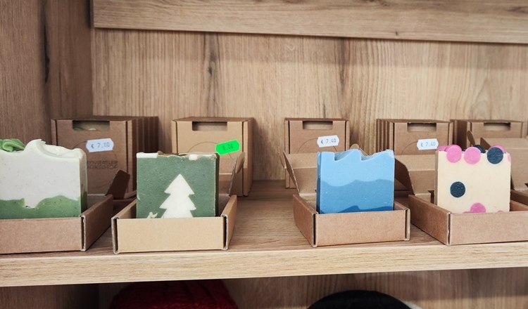 Handmade, natural soaps made from alpine wool, © Wiener Alpen