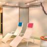 Wellnessbereich mit zwei Liegestühlen und Sauna.