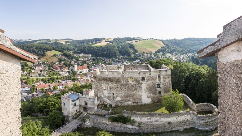 Far-reaching view from the Kirchschlag castle ruins, © Wiener Alpen, Franz Zwickl