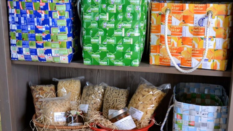 Regal mit geflochtenen Körben aus Verpackungen.