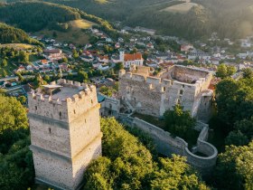 Luftaufnahme mit Feuerturm, Burgruine und dem Ort Kirchschlag, &copy; Wiener Alpen, Roman K&ouml;nigshofer