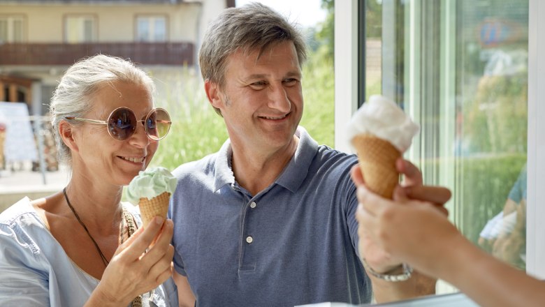 A couple enjoying ice cream in the spa confectionery in Bad Schönau.