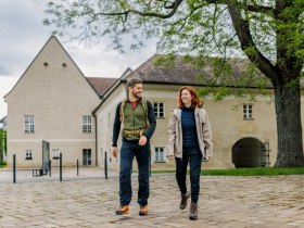 Vor dem Schloss Katzelsdorf, © Unknown