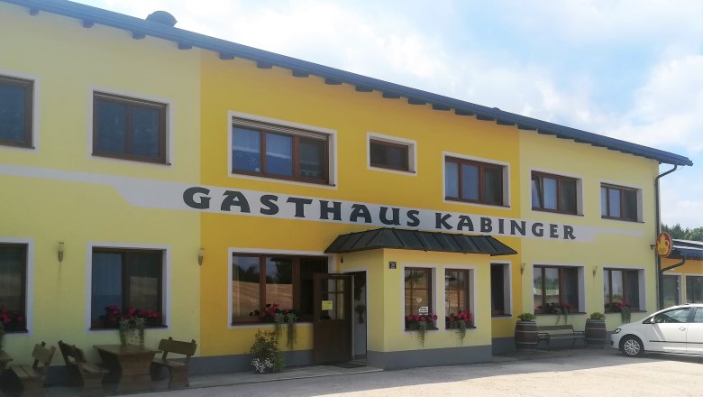 Gelbes Gebäude mit der Aufschrift 'Gasthaus Kabinger'.