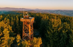 Die Aussichtswarte am Hutwisch bei Sonnenaufgang, &copy; Wiener Alpen