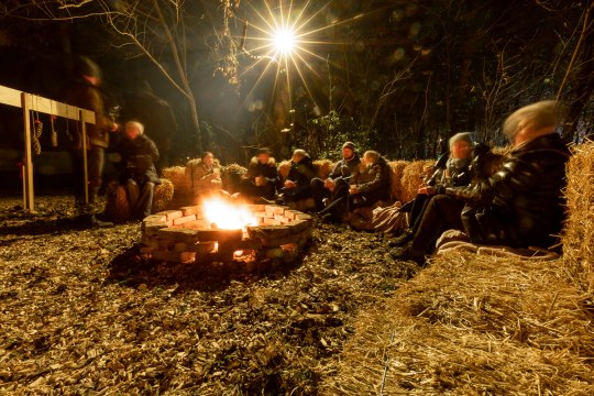 am Lagerfeuer zusammenkommen, © Wiener Alpen, Christian Kremsl