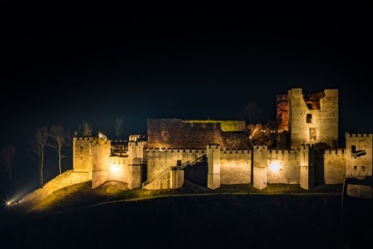 hellerleuchtete Burgruine Kirchschlag, © Wiener Alpen, Christian Kremsl