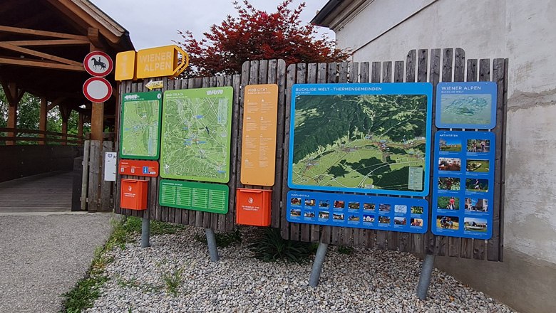 Wanderstartplatz in Bad Erlach mit gro&szlig;er Infotafel und Karten der Wiener Alpen.