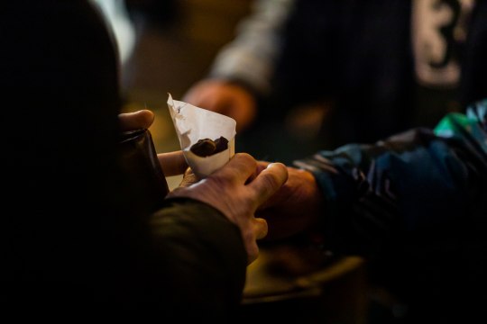 Beisammensein am Christkindlmarkt Katzelsdorf, © Wiener Alpen, Christian Kremsl