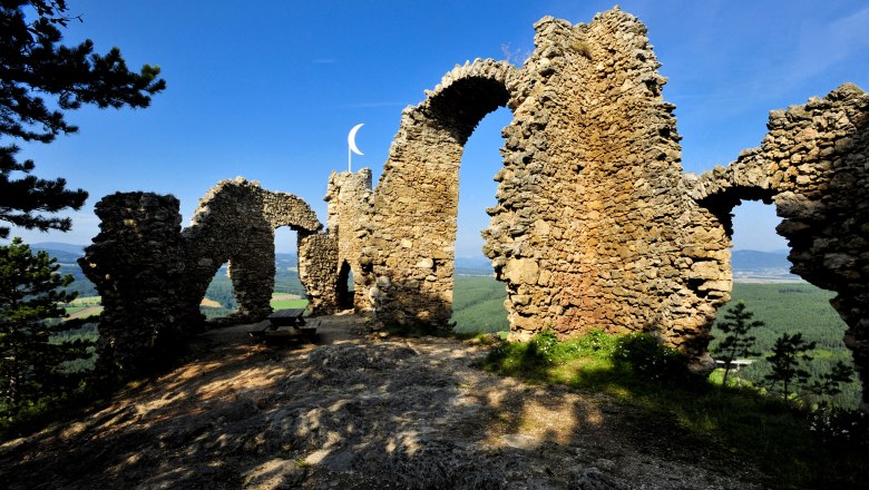 Ruinen der Burg Türkensturz mit blauem Himmel im Hintergrund.