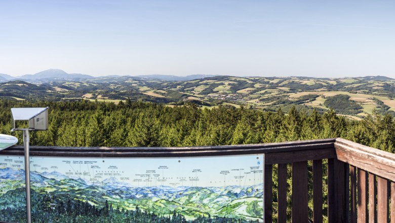 Aussicht von der Kernstockwarte auf die hügelige Landschaft mit Wäldern und Feldern.