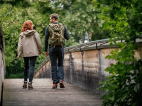 Zwei Wanderer auf einer Holzbrücke im Wald, © Unknown