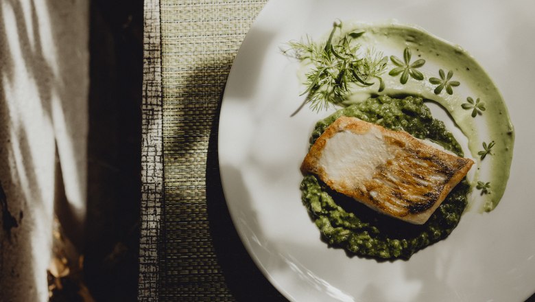 Pike-perch fillet on lemongrass, spinach risotto with basil cream, © Niederösterreich Werbung/Sophie Menegaldo