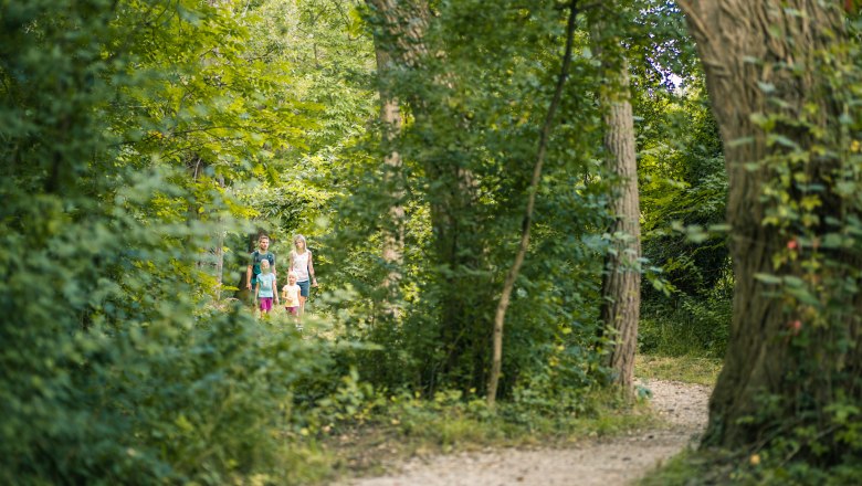 Familie am Rosalia Rundwanderweg, © Wiener Alpen, Martin Fülöp