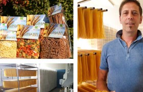 Diverse Nudelprodukte und ein lächelnder Mann in einer Nudelproduktion.