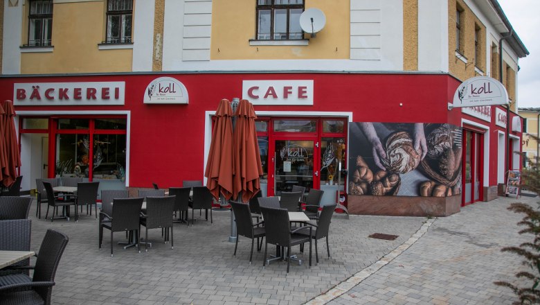Außenansicht einer Bäckerei und Café mit Sitzbereich in Grimmenstein.