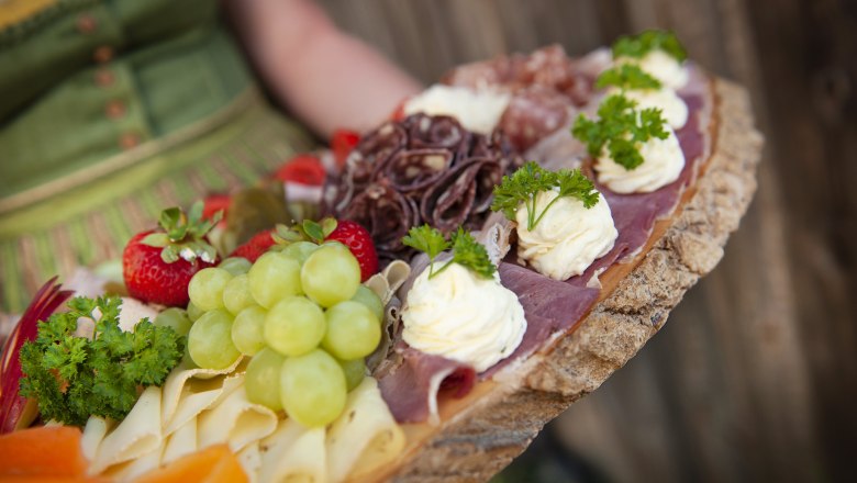 Snack platter at the B&ouml;hm gourmet farm, &copy; Wiener Alpen, Stefan Knittel