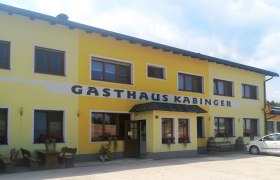 Gelbes Geb&auml;ude mit der Aufschrift 'Gasthaus Kabinger'.