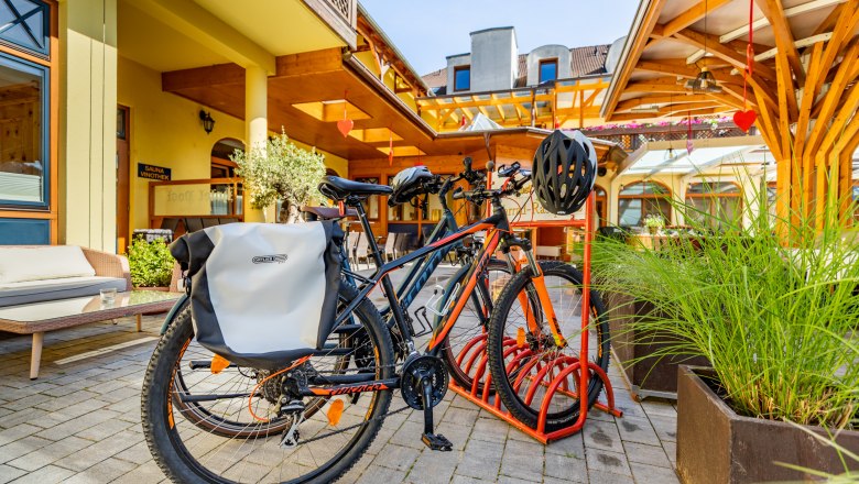 Bicycle parking lot at the Hotel Post-Hönigwirt, © Wiener Alpen/Martin Fülöp