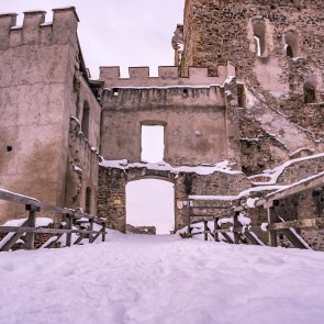 Stille Winkel: die Burgruine in Kirchschlag, © Wiener Alpen, Florian Luckerbauer