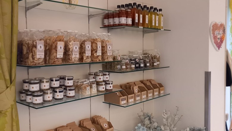 Regal mit regionalen Produkten in einem Geschäft.